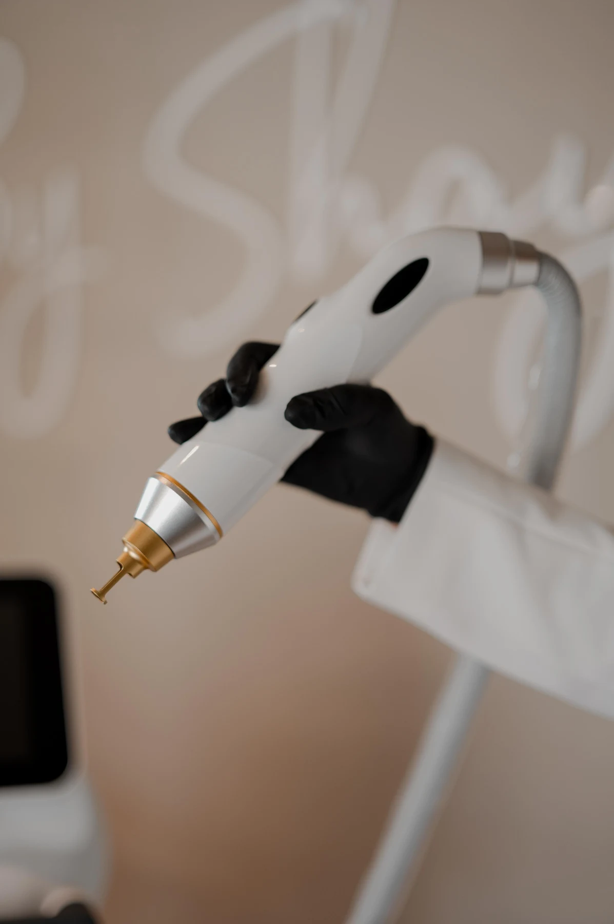 Handstuk van de geavanceerde laser die gebruikt wordt voor laser removal PMU bij By Shay